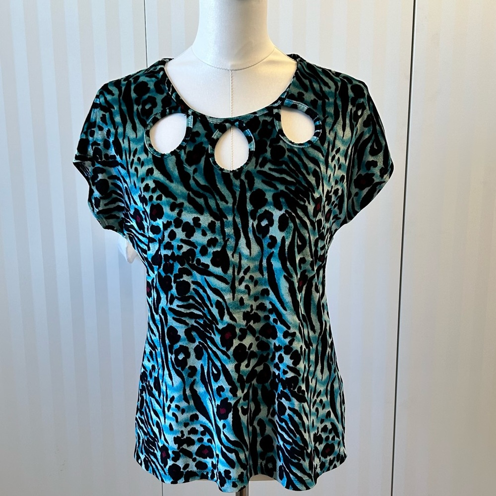 Initiatives green and black animal print keyhole no wrinkle tee Size S